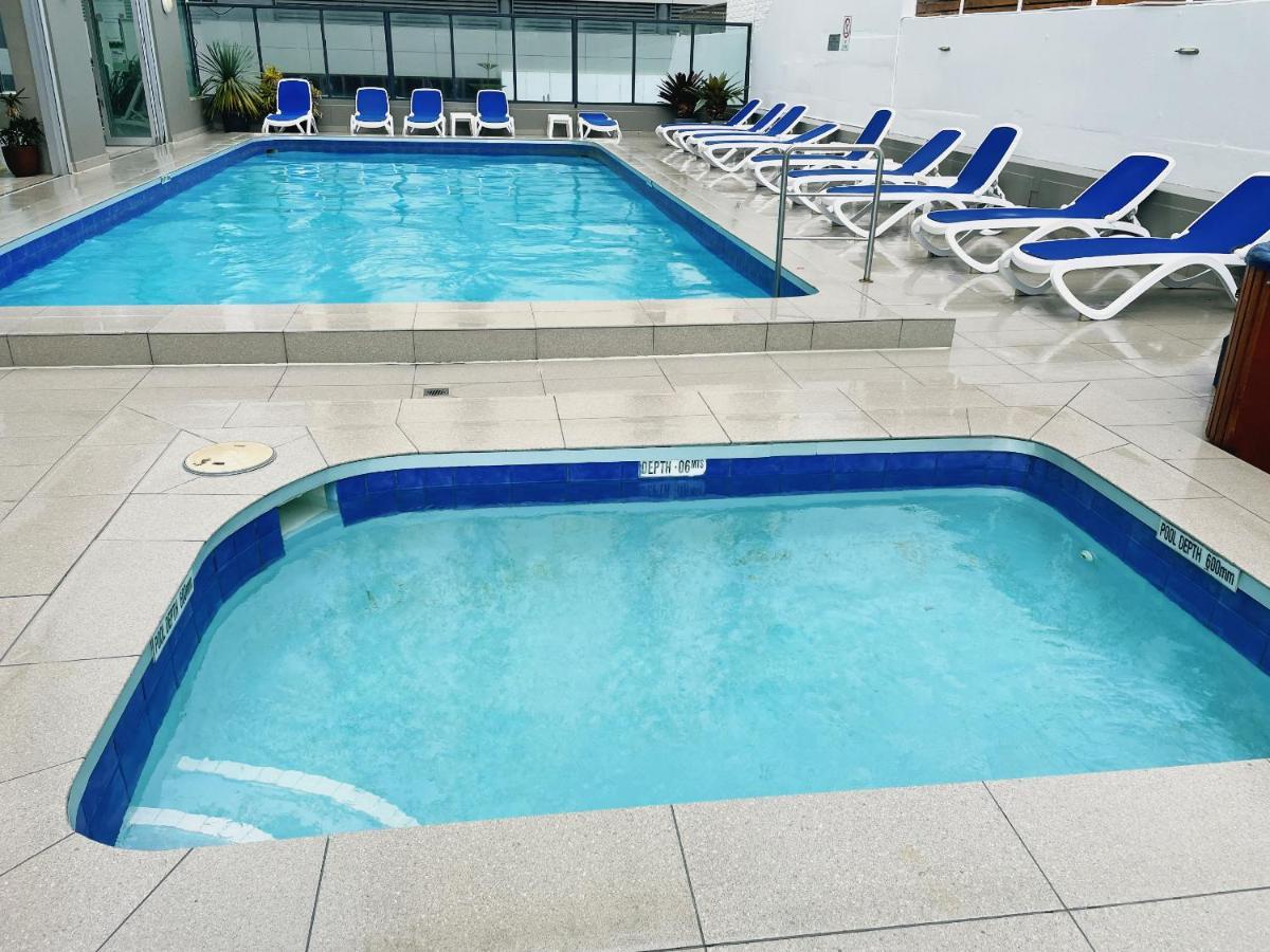 1 Bedroom And 1 Living Room Family Suite Gold Coast Buitenkant foto