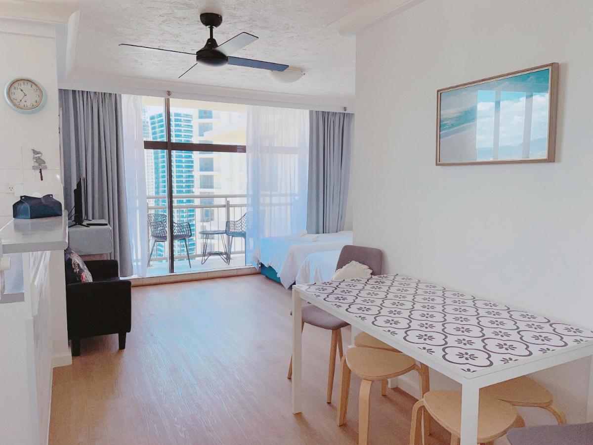 1 Bedroom And 1 Living Room Family Suite Gold Coast Buitenkant foto